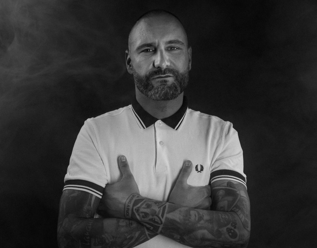 Dany Kunz, Gründer des Ace Cafe lässt sich Tattoos entfernen
